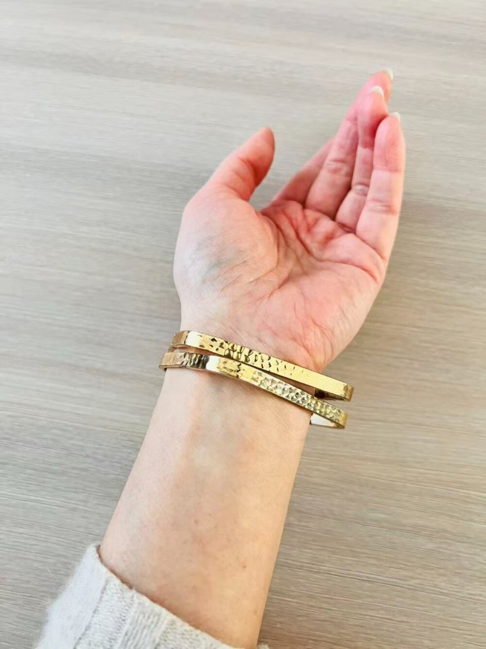 Excellent Condition Hammered Gold Tone Rectangular Bangle Bracelet